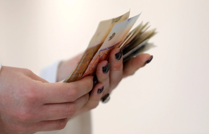 Qeveria: Rriten pagat e të punësuarve në shëndetësi, arsim dhe siguri