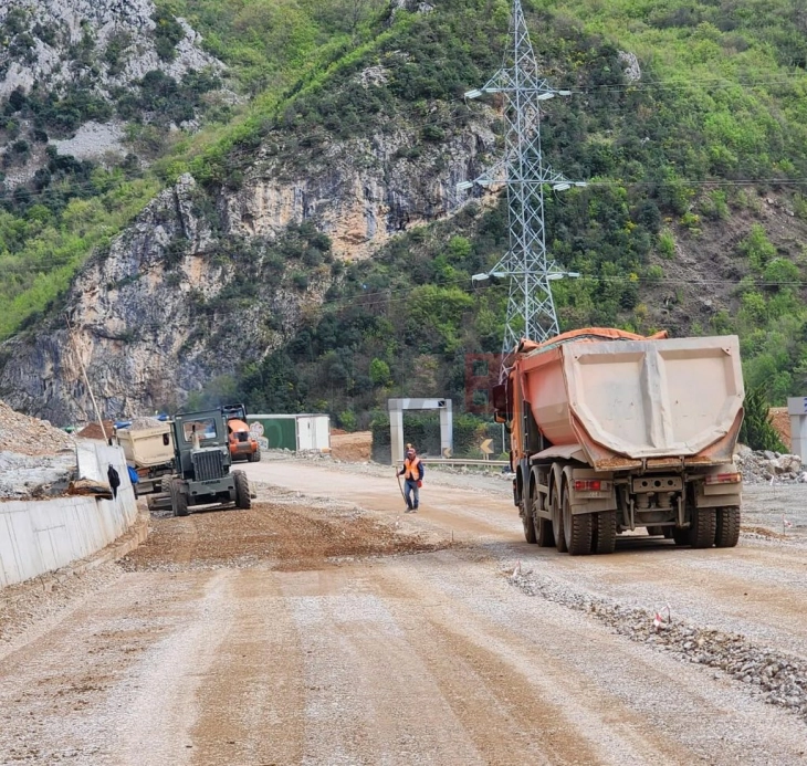 Me dinamikë të përshpejtuar po zhvillohen punimet për rikonstruimin e plotë të rrugës Elbasan - VK 