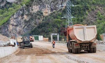 Me dinamikë të përshpejtuar po zhvillohen punimet për rikonstruimin e plotë të rrugës Elbasan - VK 