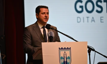 Limani dhe Taravari inspektojnë punimet e rikonstruimit të dy rrugëve në Gostivar