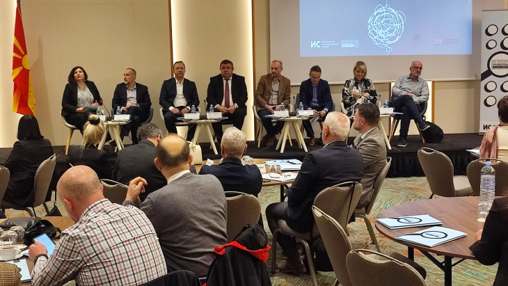 Дебата: Политичарите, медиумите и граѓаните еднакво одговорни за штетните наративи, само заеднички може да го променат јавниот дискурс