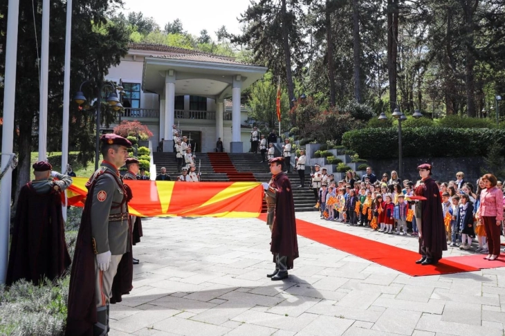 Дечиња од две скопски училишта и градинка на церемонијата на свечено менување на државното знаме во Кабинетот на Претседателката