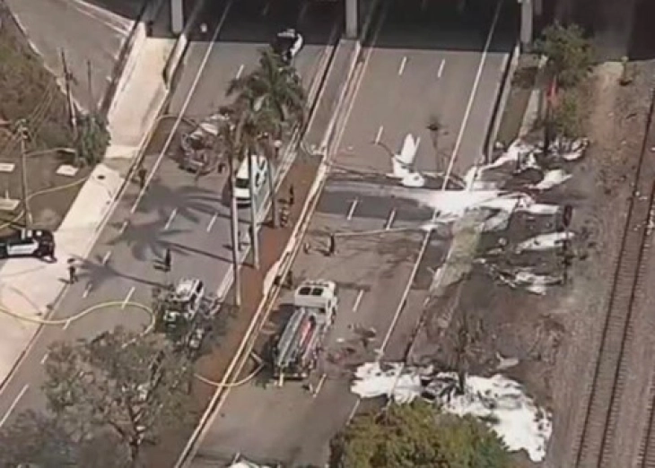 Мал авион се урна на автопат на Флорида – загинаа најмалку три лица