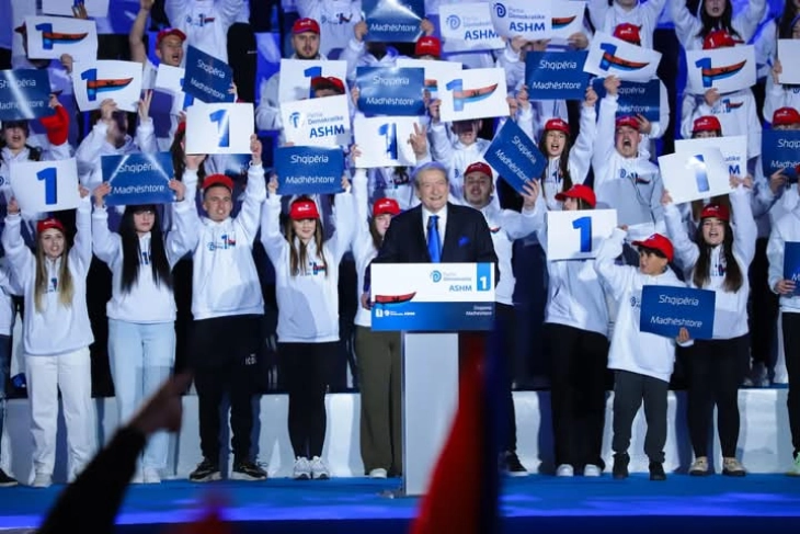 Бериша првиот изборен митинг го одржа во Тирана: Се издигнавме како феникс за да одиме до победа и величествена Албанија