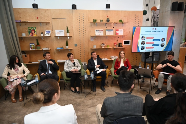 Dimitrieska-Koçoska në panelin e diskutimit mbi edukimin financiar te të rinjtë - Një popullatë e edukuar financiarisht sjell zhvillim ekonomik dhe është e përgatitur për shfrytëzimin e instrumenteve të reja financiare