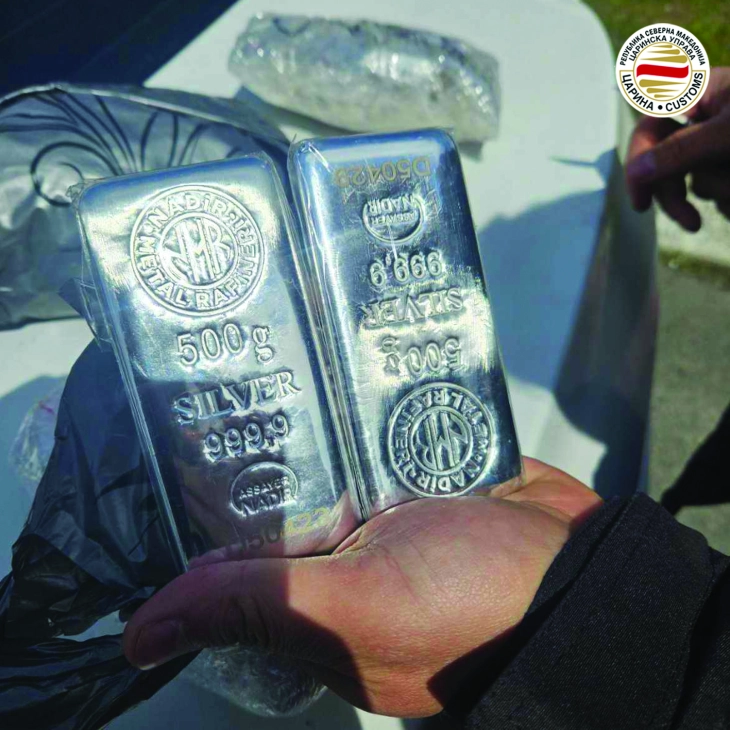 Dogana parandalon një tentativë për kontrabandë prej 6,4 kilogram argjend në VK Bogorodicë