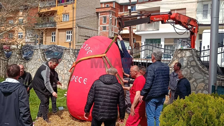 Во Тетово изработено Велигденско јајце со висина од 2,3 метри и поставено во дворот од соборната црква