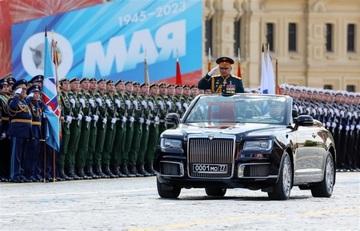 Hiper: Nuk duhet t'i jepet legjitimitet pushtimit rus ndaj Ukrainës duke marrë pjesë në paradën në Moskë më 9 maj