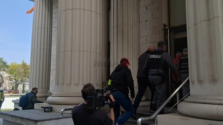 Gjashtë zyrtarë policor për të cilët kërkohen masa kujdesi në lidhje me zjarrin në Koçan,  dalin para gjyqtarit të procedurës paraprake