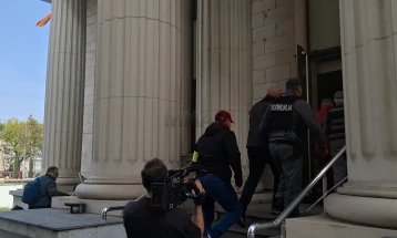 Gjashtë zyrtarë policor për të cilët kërkohen masa kujdesi në lidhje me zjarrin në Koçan,  dalin para gjyqtarit të procedurës paraprake