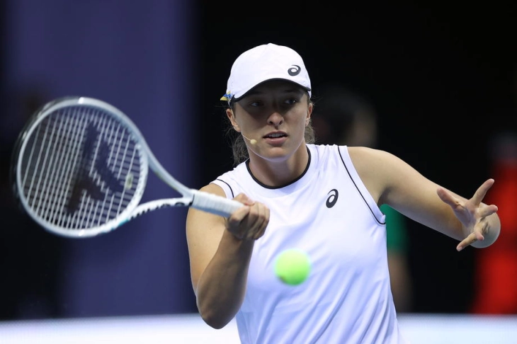 Швјонтек прва четвртфиналистка на турнирот во Штутгарт