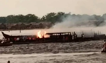 Së paku 50 të vdekur, mbi 100 të zhdukur pasi që një anije u përfshi nga flakët dhe u përmbys në Kongo