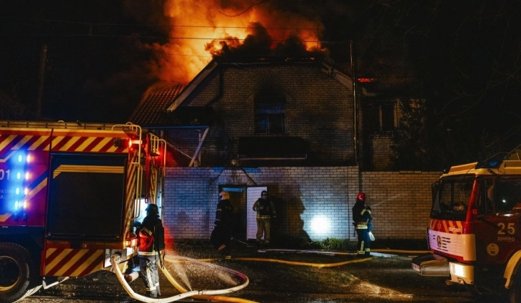 Најмалку двајца загинати и 28 повредени во руски напад на украинскиот град Днепар