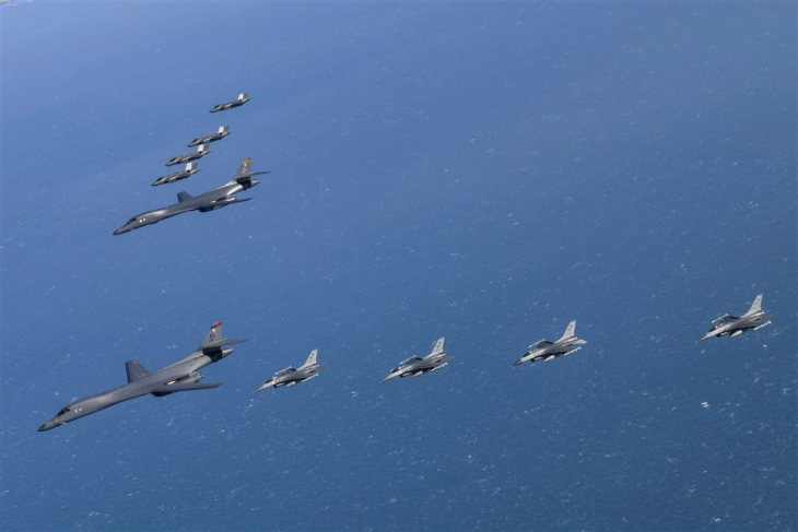 Северна Кореја ги критикува САД за испраќање стратешки бомбардери во Јужна Кореја