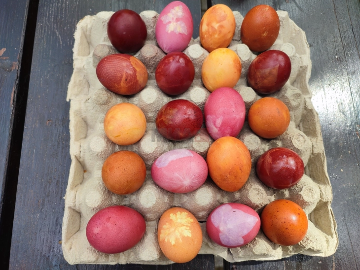 Ученици вапсуваа велигденски јајца со природни бои во Кавадарци 