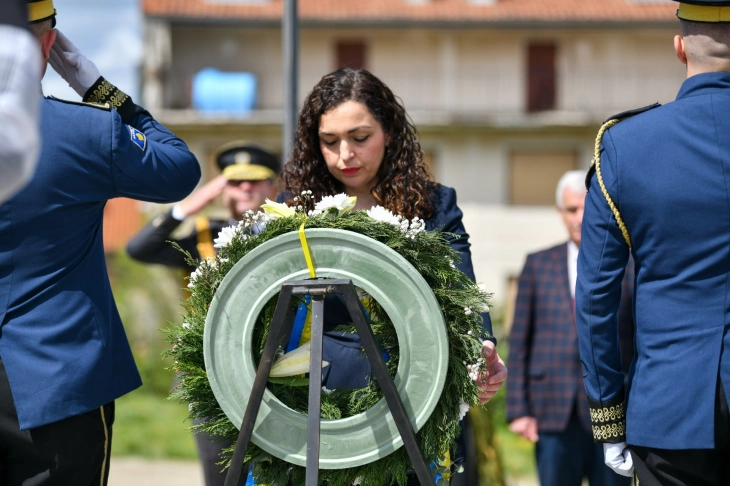 Presidentja Osmani vendosi kurorë lulesh në nderim të dëshmorëve të UÇK-së në Prishtinë