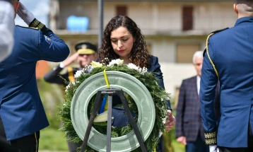 Presidentja Osmani vendosi kurorë lulesh në nderim të dëshmorëve të UÇK-së në Prishtinë