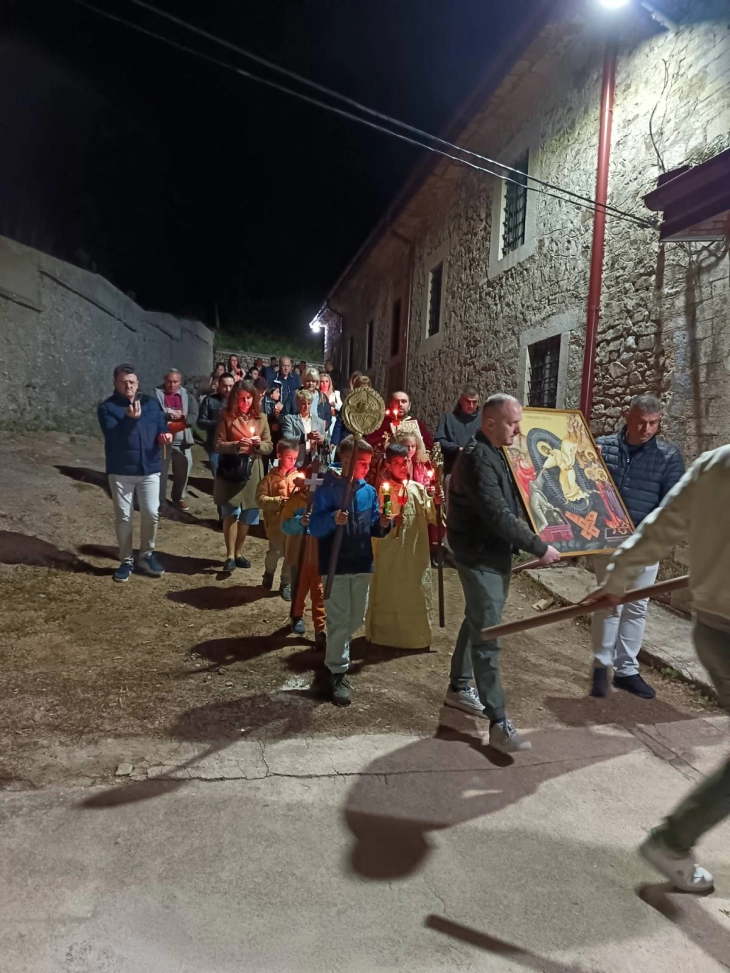 Градоначалниците од дебарскиот регион и СМИР им го честитаа Велигден на верниците