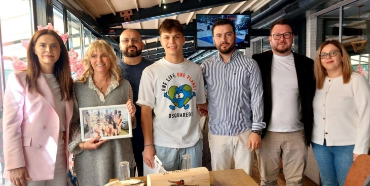 Директорка на италијанска клиника посети нејзин пациент во Штип кој се лекувал од повреди во пожарот во Кочани