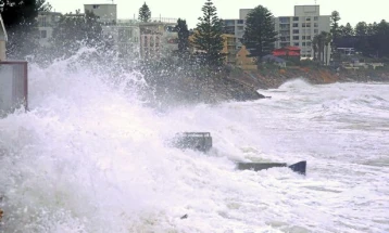 Të paktën gjashtë persona janë mbytur, ndërsa dy konsiderohen të zhdukur pasi që valë të fuqishme i goditën brigjet e Australisë