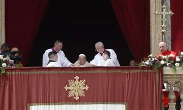 Papa Françesku u paraqit shkurt në ballkonin e bazilikën e Shën Pjetrit për bekimin Urbi dhe Orbi dhe ua uroi Pashkët besimtarëve