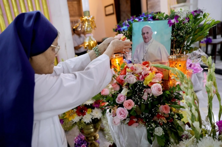 Vatikan: Lutja e parë publike për Papën sonte në sheshin Shën Pjetri