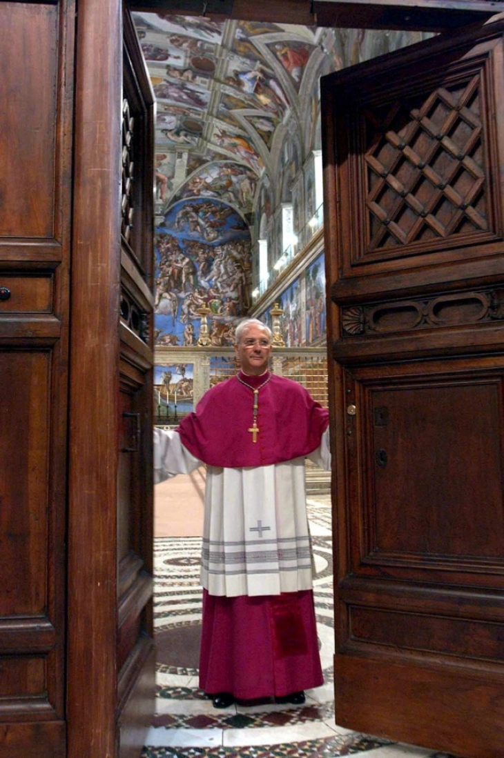 Конклава: Од извикот „сите надвор“ до бел чад за новиот папа