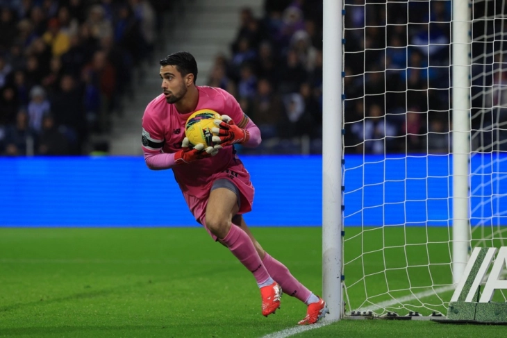 Манчестер јунајтед го гледа Диого Коста како замена за Онана