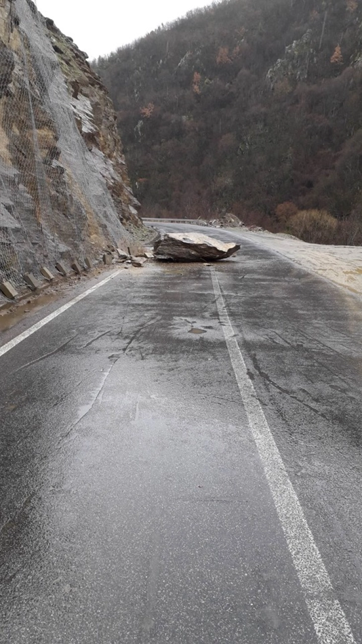 Поради расчистување на одрон сообраќајот на патот Миравци – Демир Капија по една коловозна лента