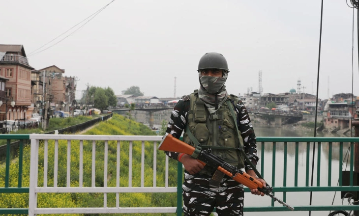 Të paktën 24 u vranë në sulmet në Kashmir