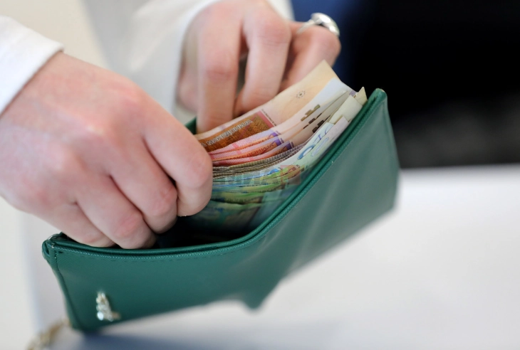 Просечната нето-плата во февруари 43 053 денари