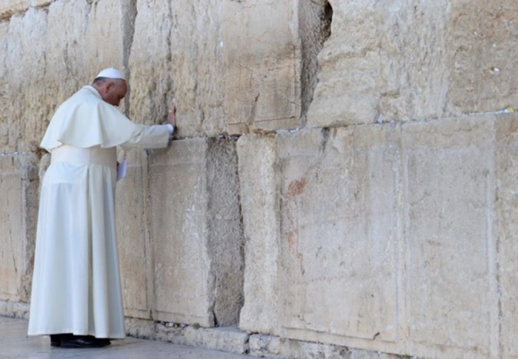 Израел на социјалните мрежи првично објави, а потоа избриша порака со сочувство за смртта на папата Франциск