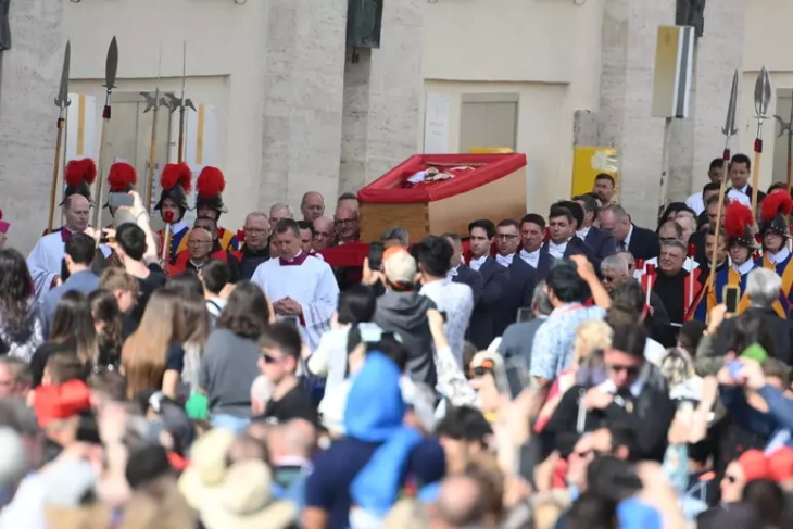 Телото на починатиот папа Франциск пренесено во базиликата „Свети Петар“ во Ватикан