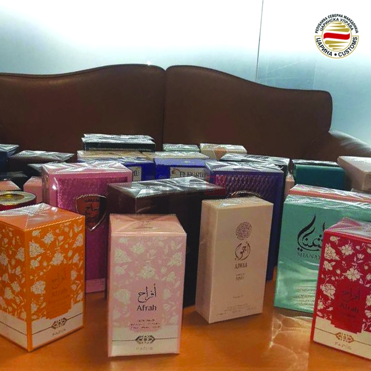 Dogana parandaloi përpjekjet për kontrabandimin e parfumave, duhanit, veshëmbathjes me mbishkrimin e brendeve të njohura të modës