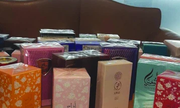 Dogana parandaloi përpjekjet për kontrabandimin e parfumave, duhanit, veshëmbathjes me mbishkrimin e brendeve të njohura të modës