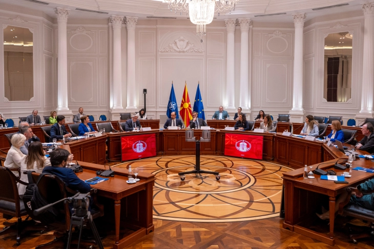 Тркалезна маса: Државата е на крстосница меѓу стариот систем и новата европска иднина