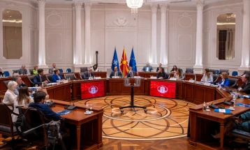 Tryeza e rrumbullakët: Vendi ndodhet në një udhëkryq mes sistemit të vjetër dhe së ardhmes së re evropiane