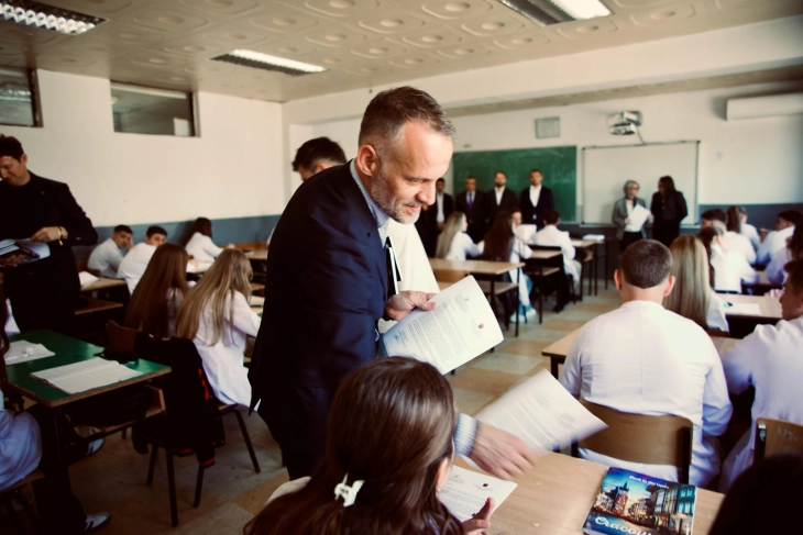 Фетаи и амбасадорот Меидани поделија книги за учениците од „Сами Фрашери“ и „Наце Буѓони“ во Куманово