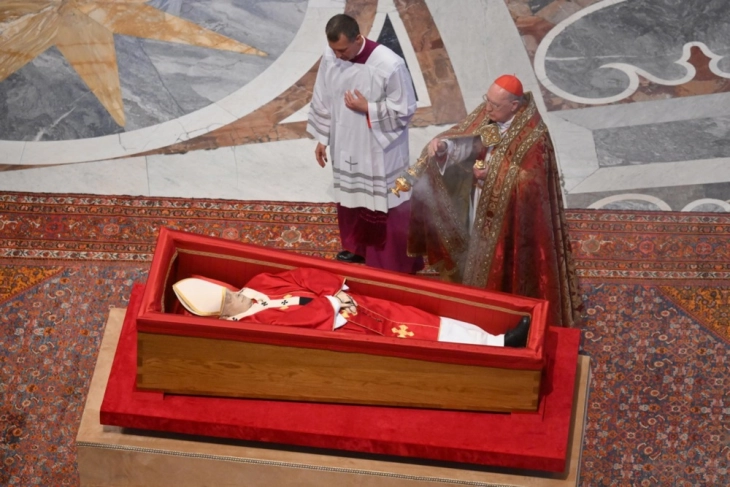 Гробот на папата Франциск ќе биде отворен за јавноста од недела наутро