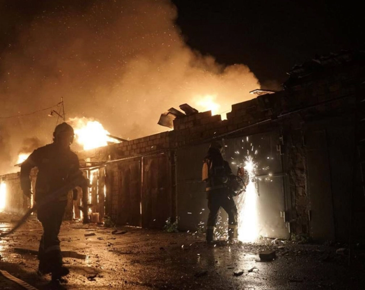 Најмалку 12 луѓе загинаа при рускиот напад врз Киев