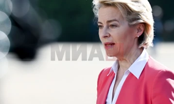 Varrimi i papës mundësi për takimin e parë ndërmjet Fon der Lajenit dhe Trampit