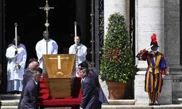 Arkivoli me trupin e pajetë të Papa Françeskut mbërriti në Bazilikën e Santa Marias, varrimi në ceremoni private.