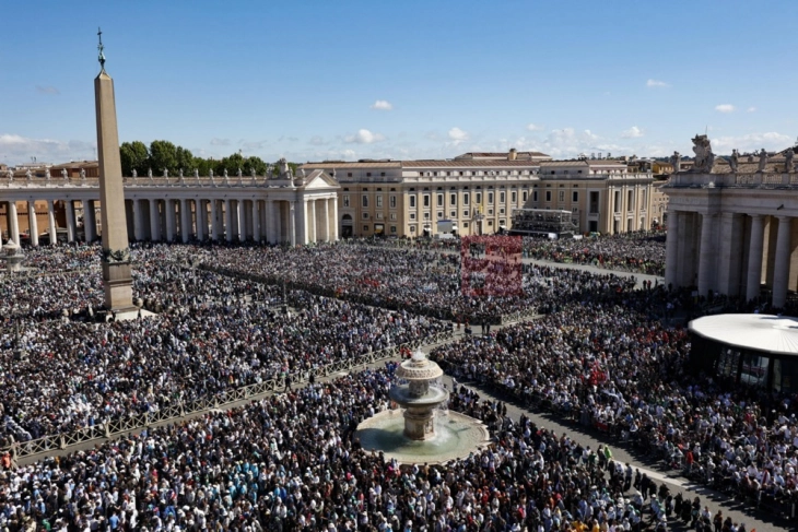 Të paktën 400.000 njerëz morën pjesë në ceremoninë mortore të Papa Françeskut