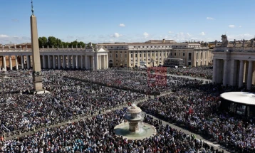 Të paktën 400.000 njerëz morën pjesë në ceremoninë mortore të Papa Françeskut