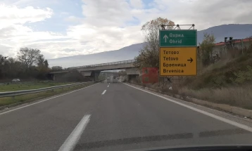 Komunikacioni zhvillohet pa ndërprerë, nëpër rrugë të thata