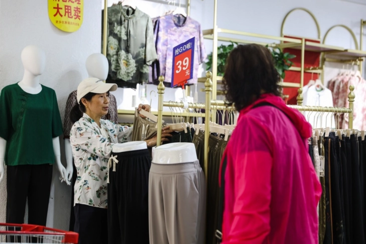 Кина ќе ги зголеми повратите на даноци за странските туристи за да ја зголеми потрошувачката