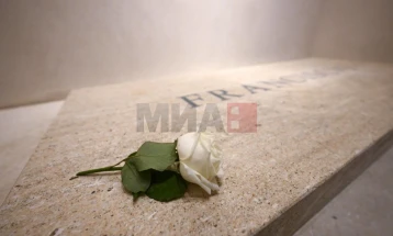 Besimtarët nga sot do të mund ta viizitojnë varrin e papa Françeskut