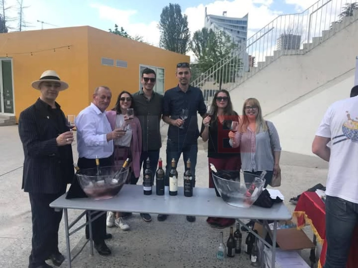 Во Тирана одржана промоција на македонско вино и вински туризам, одекнуваше и македонско оро