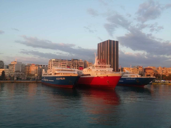 Забрана за пловидба од дел од пристаништата во Атина поради силен ветер