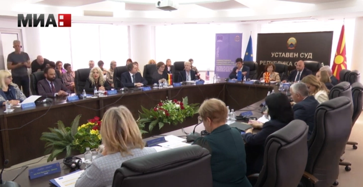 Tryezë e rrumbullakët: Gjykata Kushtetuese - institucioni më i pareformuar në vend në 34 vitet e fundit